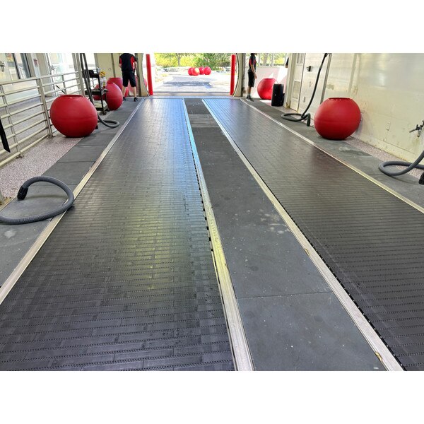 detail center conveyor belt